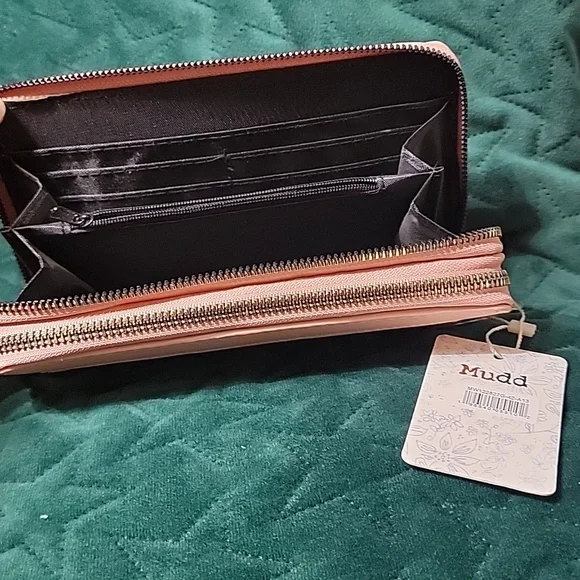 Mudd Mudd...purse👛 very elegant hands with double cream color zipper... - Picture 4 of 12